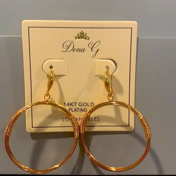🎉1 hr sale 🎉Gold Hoop earring - Picture 1 of 2
